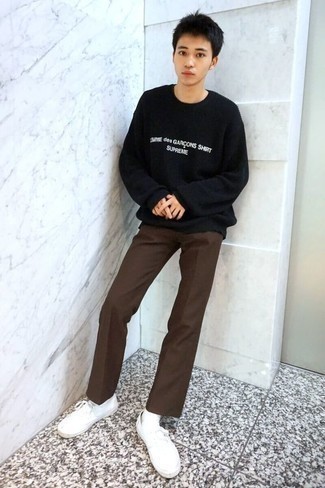 С чем носить черный свитер с круглым вырезом с принтом мужчине