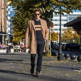 С чем носить черный свитер с круглым вырезом с принтом мужчине