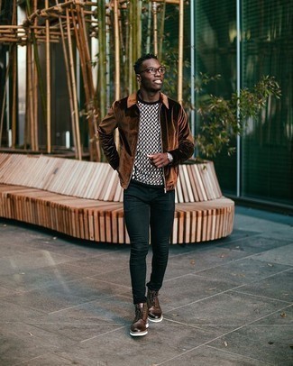 С чем носить черный свитер с круглым вырезом с принтом мужчине