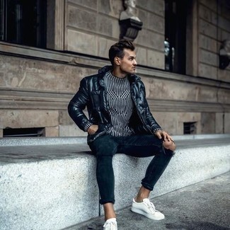 С чем носить черный свитер с круглым вырезом с принтом мужчине