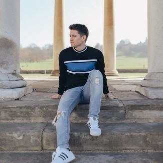 С чем носить черный свитер с круглым вырезом с принтом мужчине