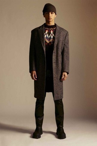 С чем носить черный свитер с круглым вырезом с принтом мужчине