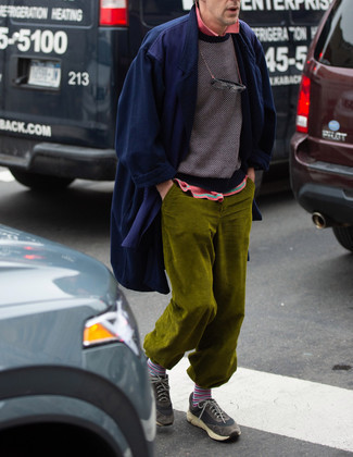 С чем носить черный свитер с круглым вырезом с принтом мужчине