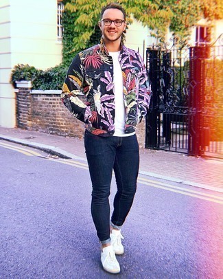 С чем носить черную джинсовую куртку с принтом мужчине