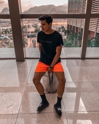 С чем носить черные сланцы с принтом мужчине