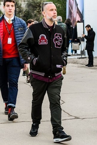 С чем носить черную куртку с принтом мужчине