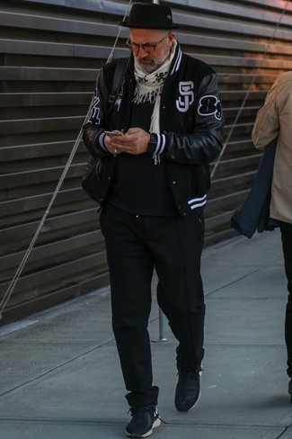 С чем носить черную куртку с принтом мужчине