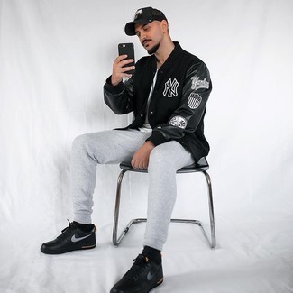 С чем носить черную куртку с принтом мужчине