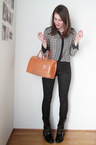 С чем носить черные джинсы с принтом женщине