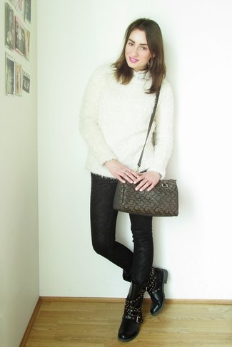 С чем носить черные джинсы с принтом женщине