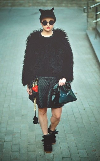 С чем носить черную кожаную сумку с принтом женщине