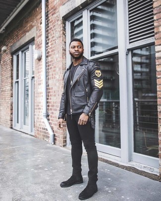 Как носить черную кожаную косуху с принтом с черными джинсами мужчине