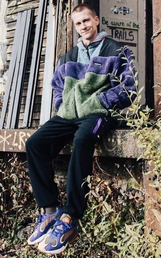 С чем носить черные брюки с принтом мужчине