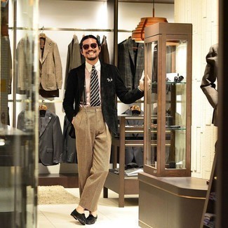 С чем носить черный нагрудный платок с принтом