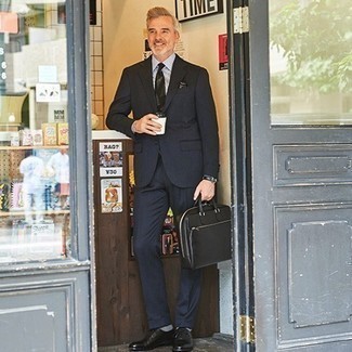 С чем носить черный нагрудный платок с принтом