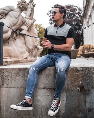 С чем носить черную футболку-поло с принтом мужчине