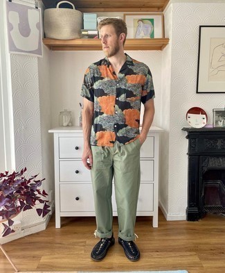 С чем носить черную рубашку с принтом мужчине