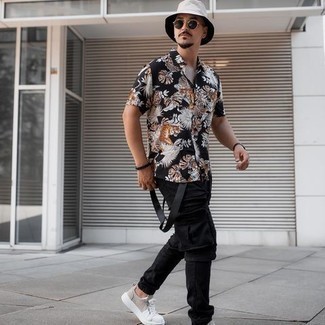 С чем носить черную рубашку с принтом мужчине