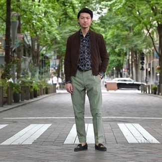 С чем носить черную рубашку с принтом мужчине