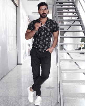 С чем носить черную рубашку с принтом мужчине