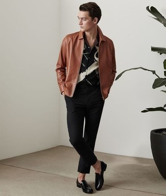 С чем носить черную рубашку с принтом мужчине