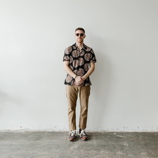 С чем носить черную рубашку с принтом мужчине