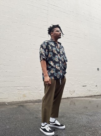 С чем носить черную рубашку с принтом мужчине