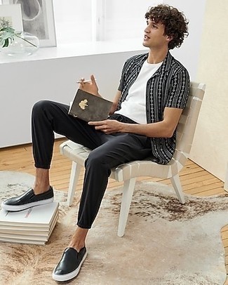 С чем носить черную рубашку с принтом мужчине