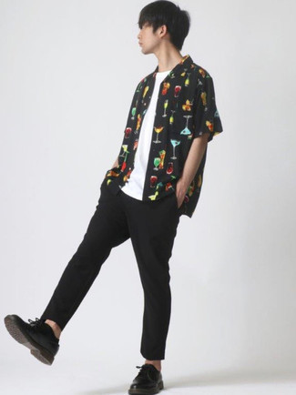 С чем носить черную рубашку с принтом мужчине