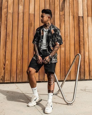 С чем носить черную рубашку с принтом мужчине