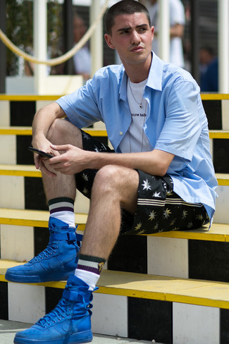 С чем носить черные шорты с принтом мужчине