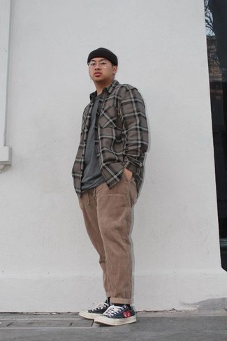 С чем носить черные кеды с принтом мужчине