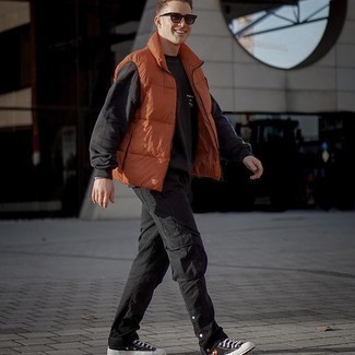 С чем носить черные кеды с принтом мужчине