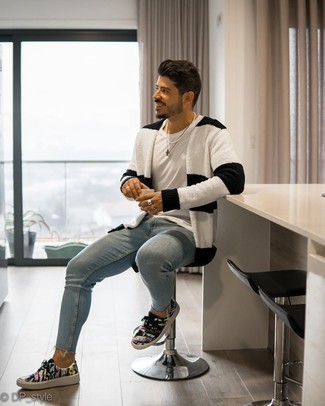 С чем носить черные кеды с принтом мужчине