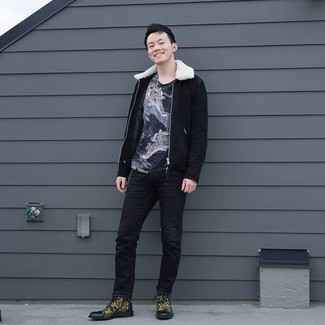 С чем носить черные замшевые повседневные ботинки с принтом мужчине