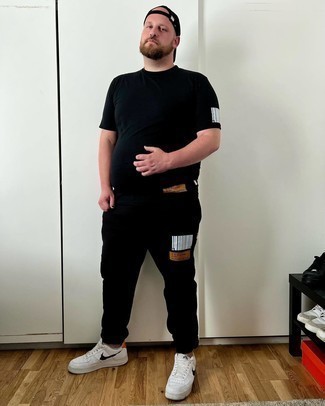 С чем носить черные спортивные штаны с принтом мужчине