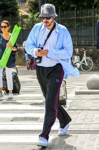 С чем носить черные спортивные штаны с принтом мужчине