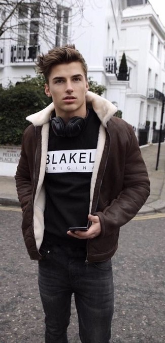 Как носить черный свитшот с принтом с черными джинсами мужчине