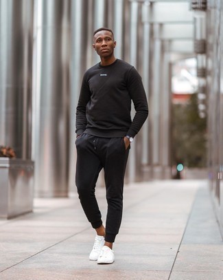 Как носить черный свитшот с принтом с черными спортивными штанами мужчине