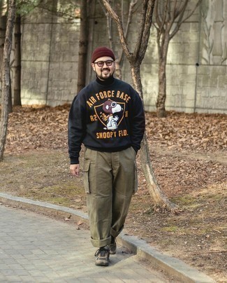 Как носить черный свитшот с принтом с черной водолазкой мужчине