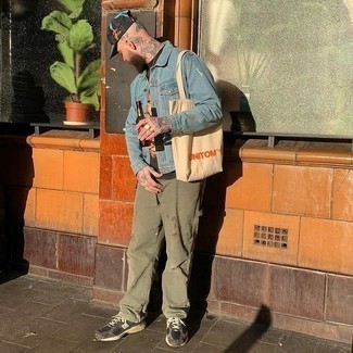 С чем носить черную футболку с принтом мужчине