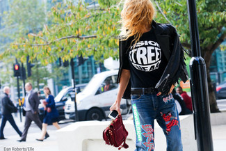 С чем носить черную футболку с принтом женщине