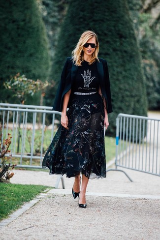 С чем носить черную футболку с принтом женщине