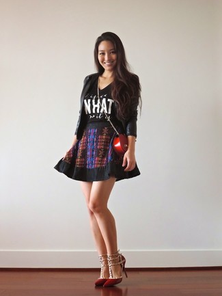 С чем носить черную футболку с принтом женщине