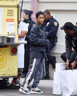 С чем носить черную футболку с принтом женщине