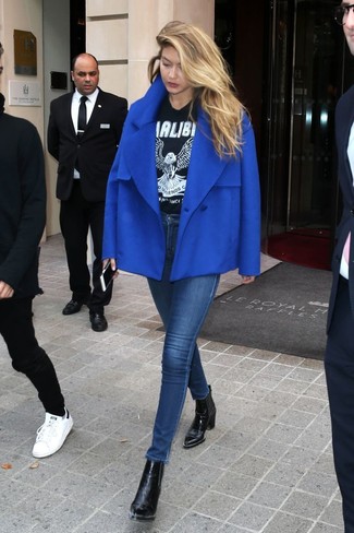 С чем носить черную футболку с принтом женщине