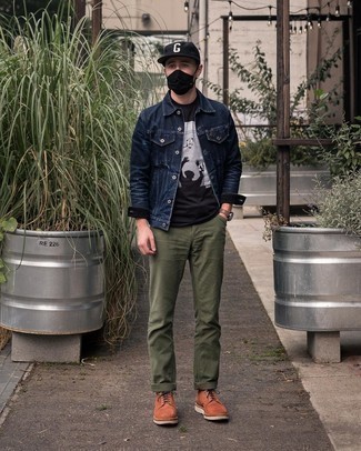 С чем носить черную футболку с принтом мужчине