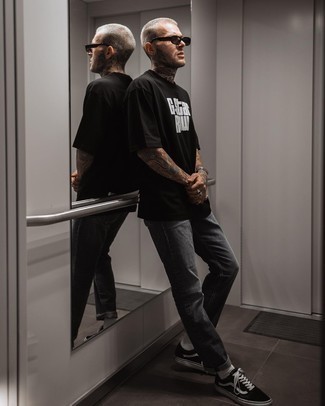 С чем носить черную футболку с принтом мужчине