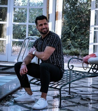 С чем носить черную футболку с принтом мужчине