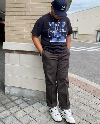 С чем носить черную футболку с принтом мужчине